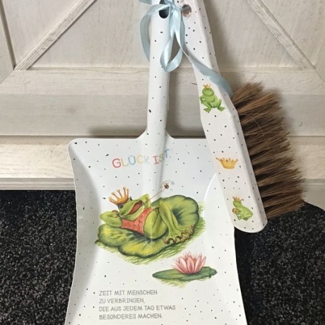 Kehrbesen Set - handmade -Geschenk - Froschmädchen „ Glück ist…“ 