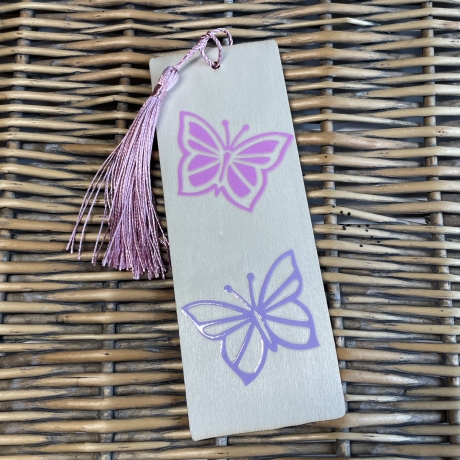Lesezeichen Holz - Schmetterlinge in rosa lila dazu rosa Quaste