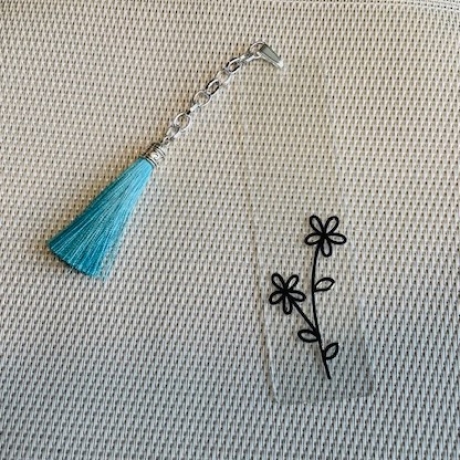 Lesezeichen - Acryl - Outline schwarz Blumen - Quaste türkis