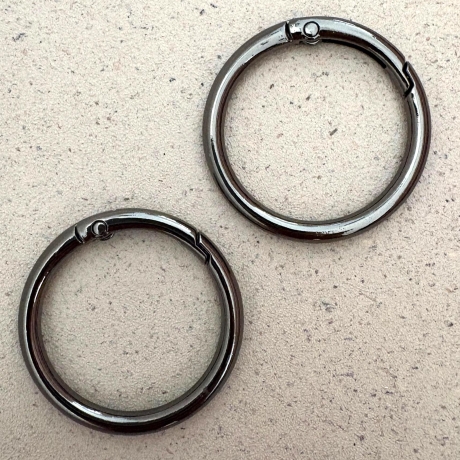 2x Rundkarabiner schwarz-silber 40mm / 32mm Taschenring