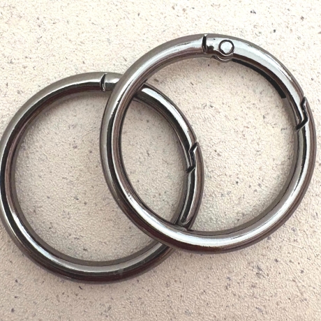 2x Rundkarabiner schwarz-silber 40mm / 32mm Taschenring