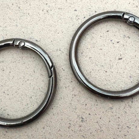 2x Rundkarabiner schwarz-silber 40mm / 32mm Taschenring