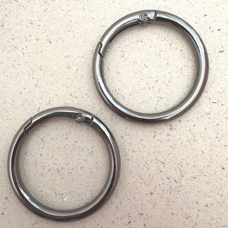 2x Rundkarabiner schwarz-silber 40mm / 32mm Taschenring