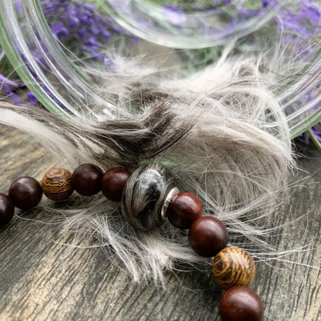 Handgefertigte Tierhaarperle mit Armband aus Naturholzperlen