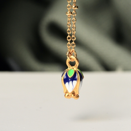 Kette Charm Lotusblüte Blütenknospe Emaille als zartes Geschenk