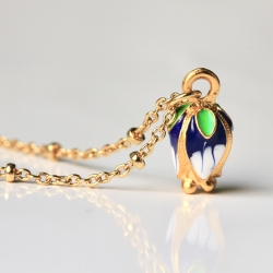 Kette Charm Lotusblüte Blütenknospe Emaille als zartes Geschenk