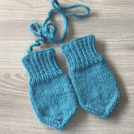 Gestrickte Baby-Handschuhe und passende Söckchen