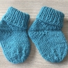 Gestrickte Baby-Handschuhe und passende Söckchen