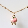 Kette Blüte Charm gold mit emaillierter Blütenknospe
