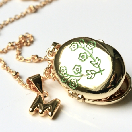 Personalisiertes Medaillon Initial mit Blüten patiniert