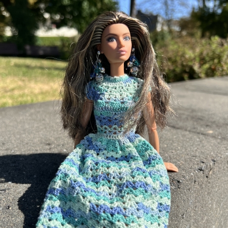 Buntes Puppenkleid und Zubehör für 1:6 Puppen (Barbie, Steffi)