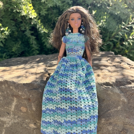 Buntes Puppenkleid und Zubehör für 1:6 Puppen (Barbie, Steffi)