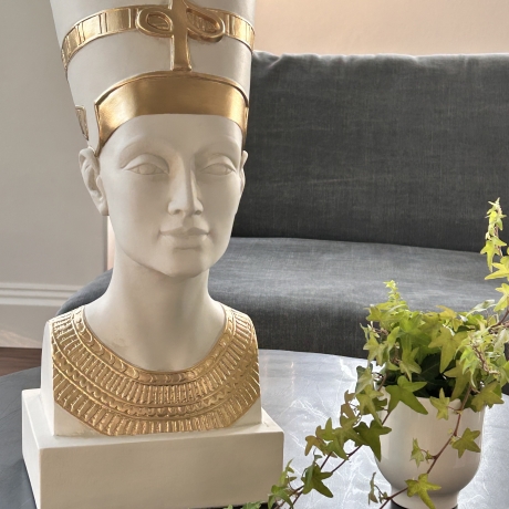 Schöne Büste der ägyptischen Königin - Nofretete 52 cm.