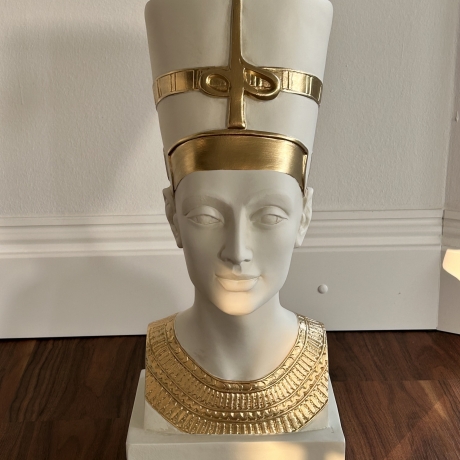 Schöne Büste der ägyptischen Königin - Nofretete 52 cm.