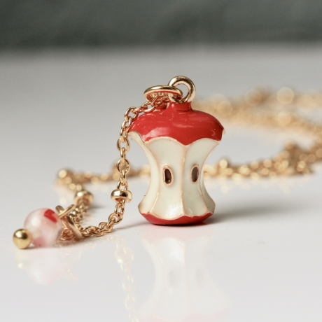 Apfel Charm Kette Herz Millefioriperle und Emaille