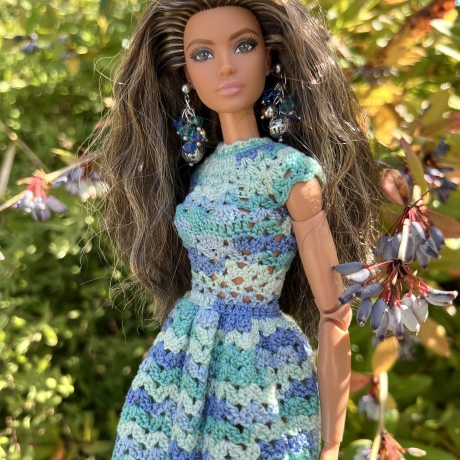 Buntes Puppenkleid und Zubehör für 1:6 Puppen (Barbie, Steffi)