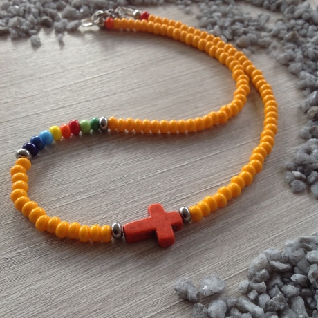 Farbenfrohe Kinderkette mit Kreuz und bunten Rocailles
