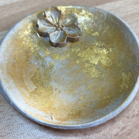 Handgemachte Schale mini Betonoptik  gold Blume kaufen