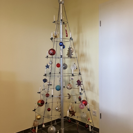 Weihnachtsbaum handgefertigt aus Holz und Metall 230 cm hoch 