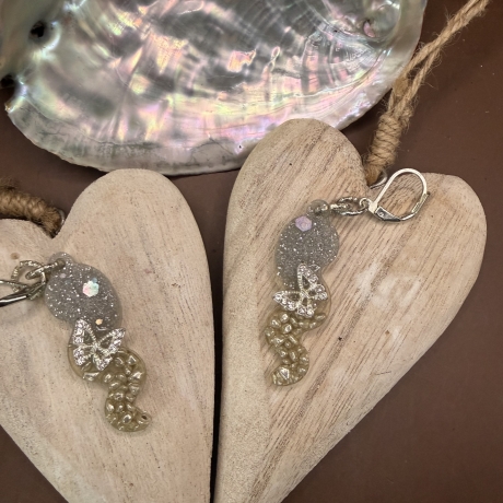 Handmade Ohrringe neu Resin silberfarbig mit Schmetterling 