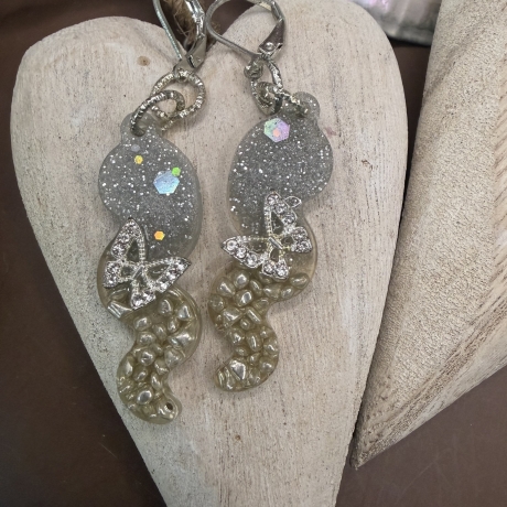 Handmade Ohrringe neu Resin silberfarbig mit Schmetterling 