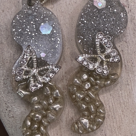 Handmade Ohrringe neu Resin silberfarbig mit Schmetterling 