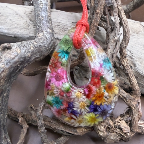 Anhänger mit Blüten und Kordelkette 45 + 5 cm handgefertigt 
