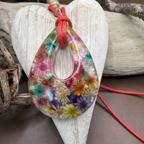 Anhänger mit Blüten und Kordelkette 45 + 5 cm handgefertigt 