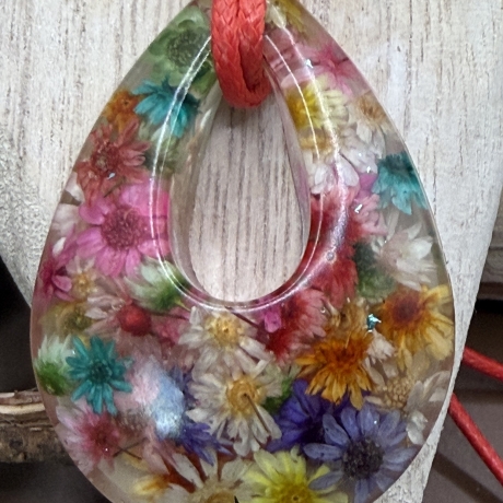 Anhänger mit Blüten und Kordelkette 45 + 5 cm handgefertigt 