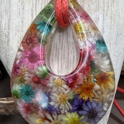 Anhänger mit Blüten und Kordelkette 45 + 5 cm handgefertigt 