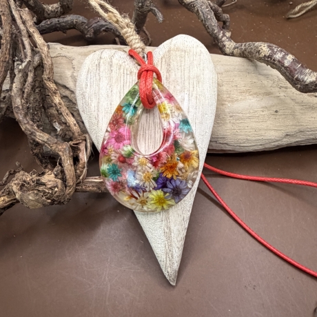 Anhänger mit Blüten und Kordelkette 45 + 5 cm handgefertigt 