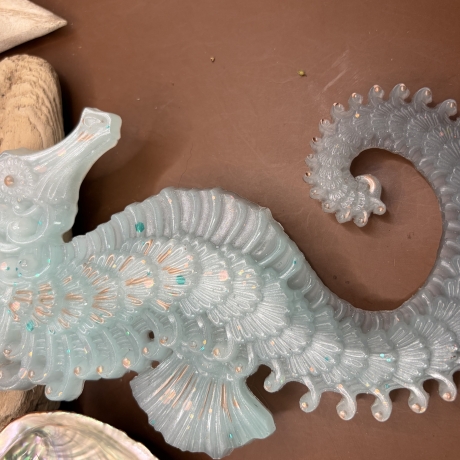Maritime Deko Seepferdchen neu Resin milchig grün grau 