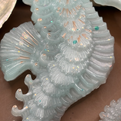 Maritime Deko Seepferdchen neu Resin milchig grün grau 
