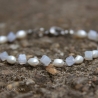 Armband in Weiß aus Süßwasserperlen und Chalcedon-Würfel in Aqua