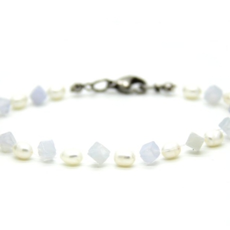 Armband in Weiß aus Süßwasserperlen und Chalcedon-Würfel in Aqua