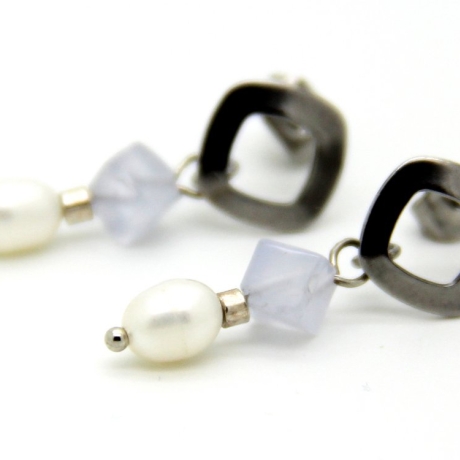 Edelstahlohrstecker mit Süßwasserzuchtperlen und Chalcedon-Würfel