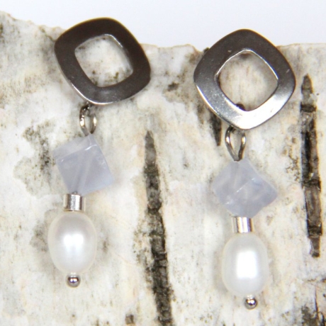 Edelstahlohrstecker mit Süßwasserzuchtperlen und Chalcedon-Würfel