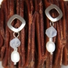 Edelstahlohrstecker mit Süßwasserzuchtperlen und Chalcedon-Würfel