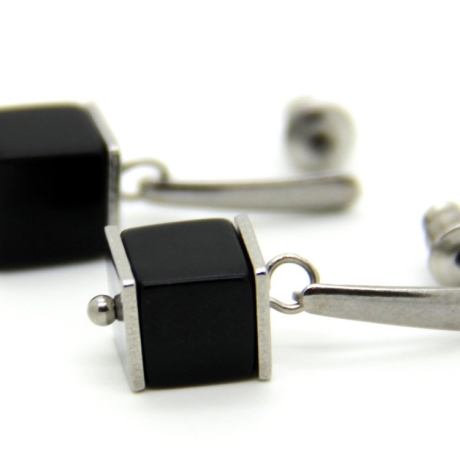 Onyx-Würfel-Edelstahlstecker mit eckigen Edelstahl-Scheiben