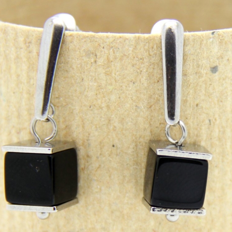 Onyx-Würfel-Edelstahlstecker mit eckigen Edelstahl-Scheiben