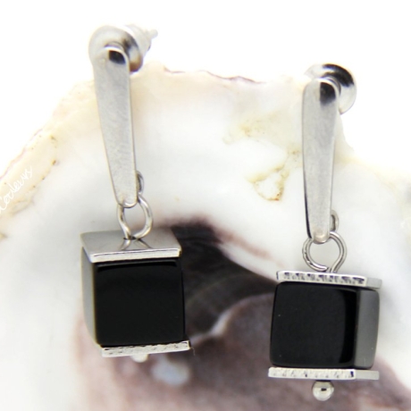 Onyx-Würfel-Edelstahlstecker mit eckigen Edelstahl-Scheiben