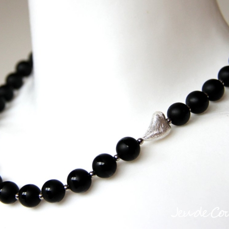 kurze Onyx-Kugel-Halskette in Schwarz mit gebürstetem Silber-Herz