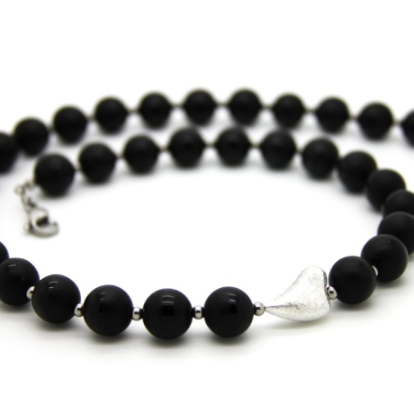kurze Onyx-Kugel-Halskette in Schwarz mit gebürstetem Silber-Herz