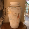 Schöne ägyptische Vase, reich verziert. 41 cm.