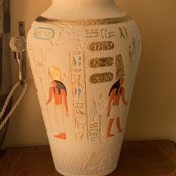 Schöne ägyptische Vase, reich verziert. 41 cm.