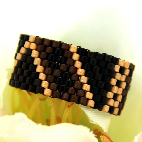 Delica-Glasperlen-Ring in Gold-, Schwarz- und Braun-Nuancen