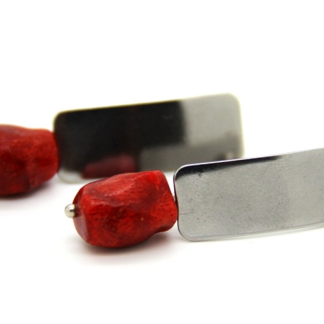 Opulente Korallen-Nugget-Edelstahlstecker in marmoriertem Rot