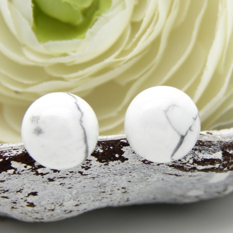 Howlith-Cabochon-Edelstahl-Ohrstecker in wolkigem Weiß und Grau