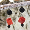 Korallen-Würfel-Edelstahlohrhaken in Orangerot mit Lava-Kugeln