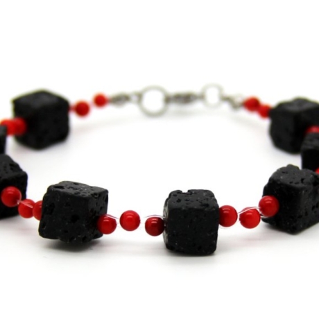Lava-Würfel-Armband in Schwarz mit rot gefärbten Korallen-Kugeln